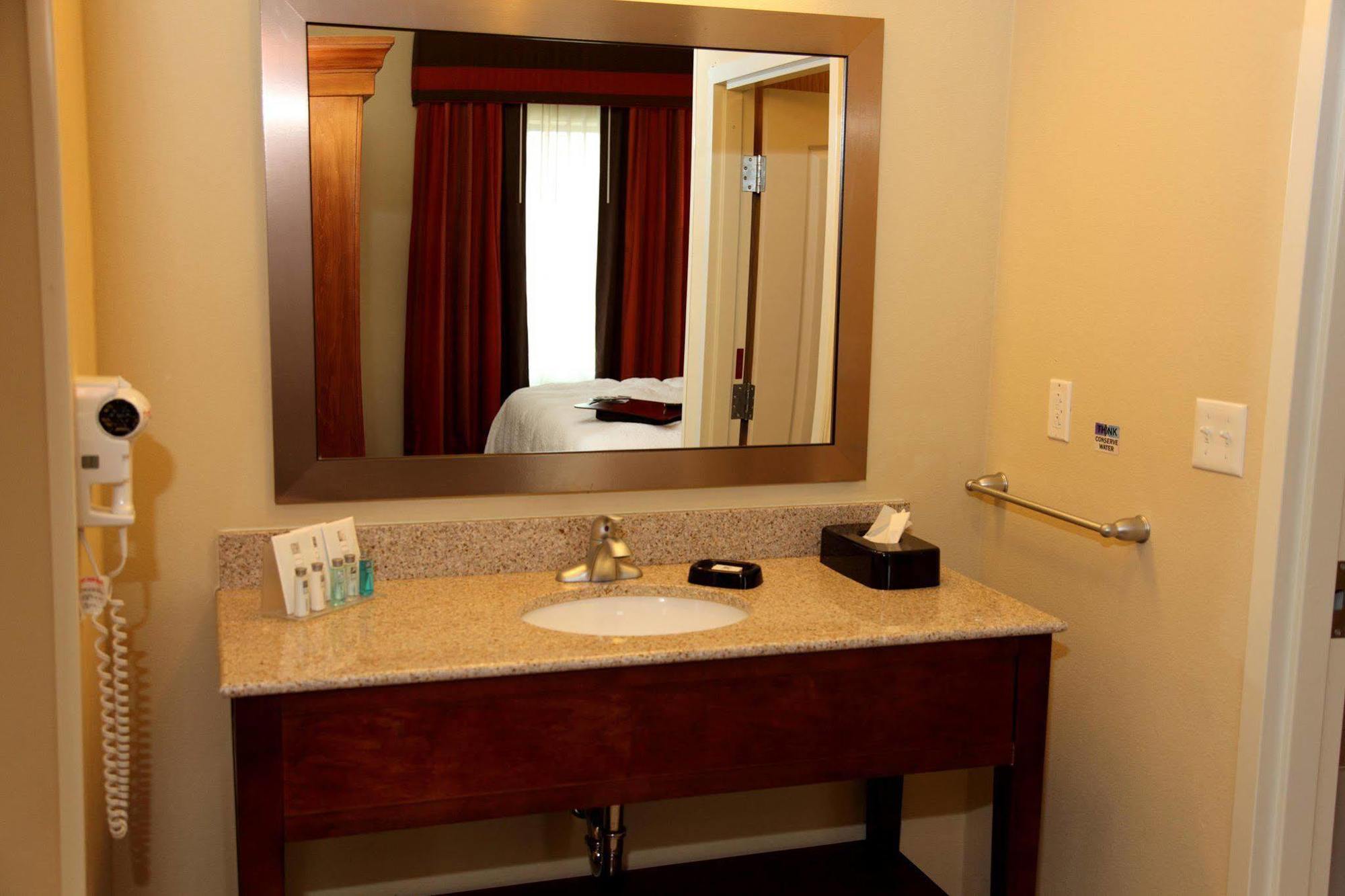 Hampton Inn & Suites Bastrop Rum bild